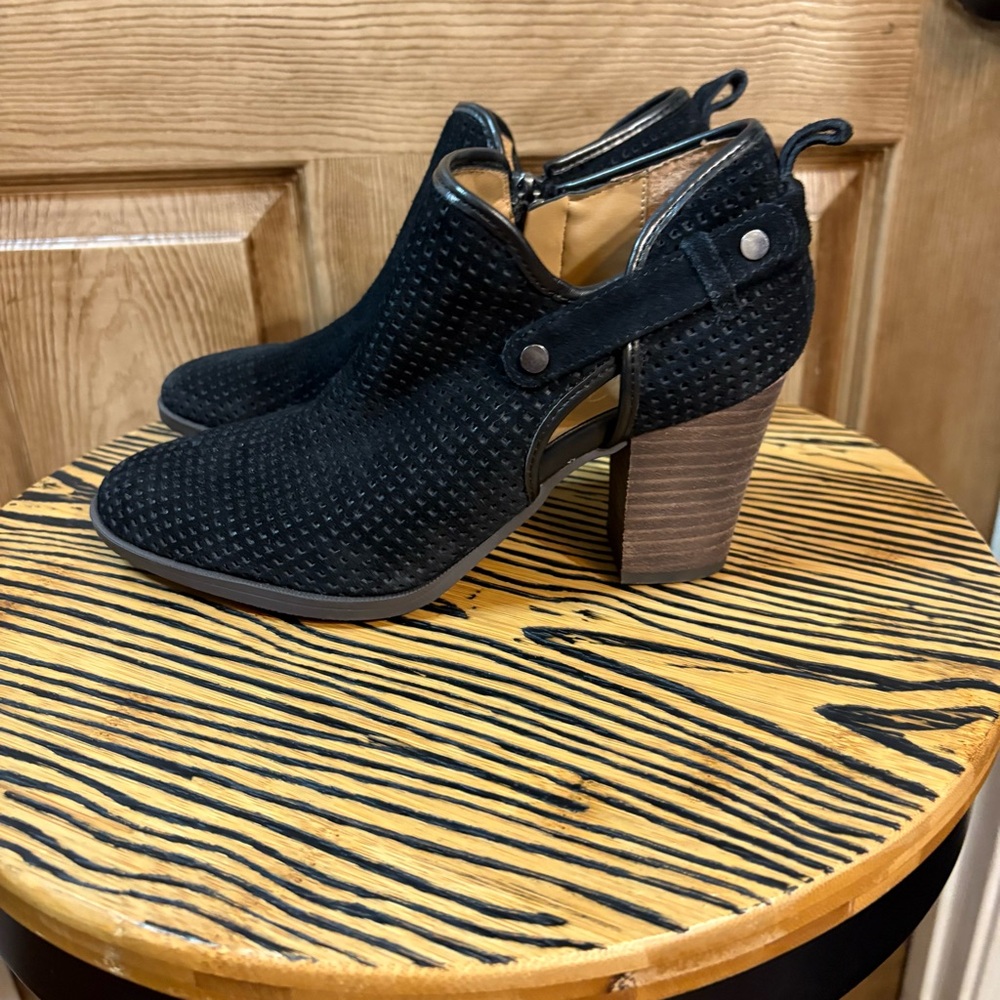 Women’s 7.5 Black heeled bootie Franco Sarto